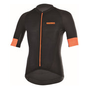 Das Speedy Kurzarm-Velo-Trikot für Herren von 3face in Schwarz-Orange in der Vorderansicht. Die enganliegende Passform sorgt für eine aerodynamische Silhouette, während das leichte, atmungsaktive Material für optimalen Komfort auf langen Velotouren sorgt. Der durchgehende Reissverschluss ermöglicht eine flexible Belüftung. Perfekt für ambitionierte Velofahrer.