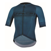 Das Spray Kurzarm-Velo-Trikot für Herren von 3face in Blau in der Vorderansicht. Die enganliegende Passform sorgt für optimale Aerodynamik, während das leichte, atmungsaktive Material Schweiss effektiv ableitet. Der durchgehende Reissverschluss ermöglicht eine flexible Belüftung. Perfekt für Velofahrer, die Komfort und Performance schätzen.